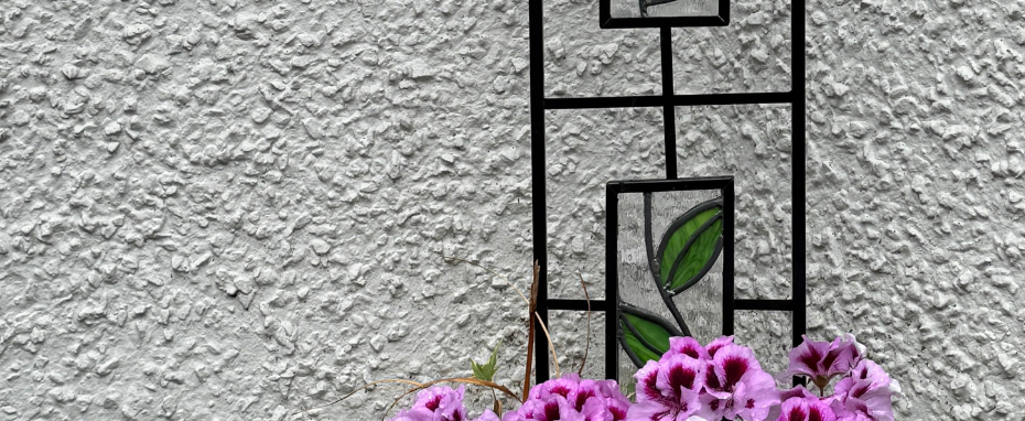 Garden Trellis Feature with North Lakes Stained Glass